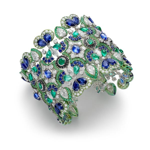 Foto di un bracciale con smeraldi, zaffiri e diamanti.