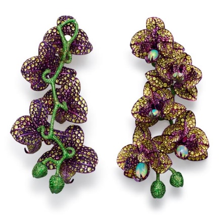 Второе изображение изумительных серег в форме орхидей с драгоценными камнями.