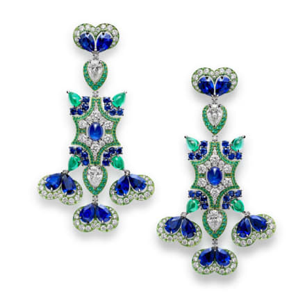 图片呈现镶祖母绿、蓝宝石和钻石的耳环。