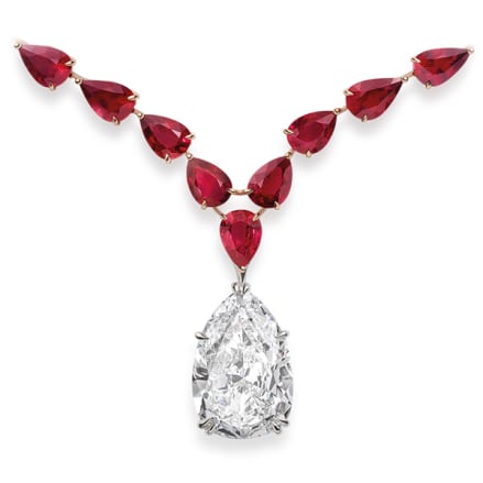 Ein wunderschönes Collier mit einem tropfenförmigen Diamanten, der von Rubinen hervorgehoben wird.