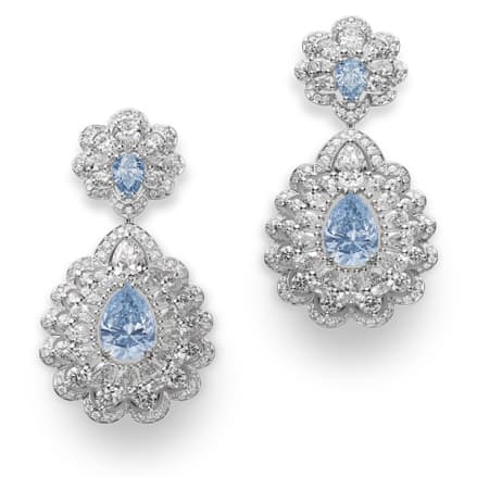 “プレシャス レース”のブルー＆ホワイト ダイヤモンドの荘厳なイヤリング