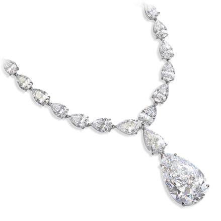 ダイヤモンドで飾られた美しいネックレス