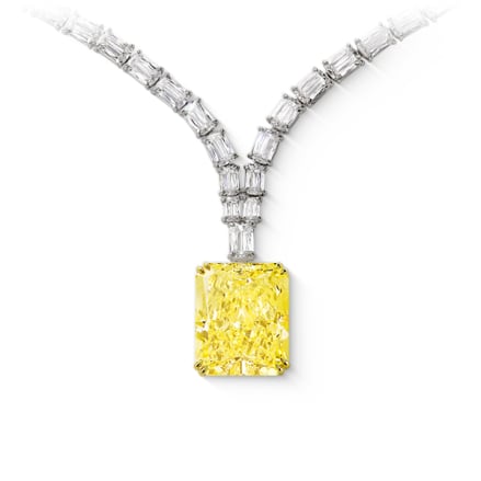 黄色钻石项链。 